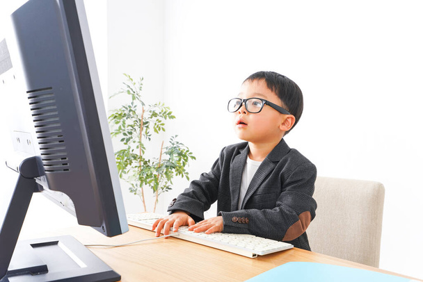 Симпатичный ребенок-бизнесмен в офисе - Фото, изображение