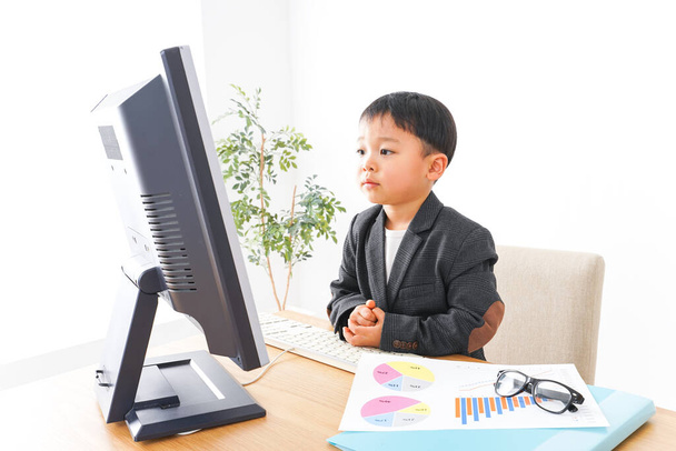 słodkie dziecko biznesmen w biuro - Zdjęcie, obraz