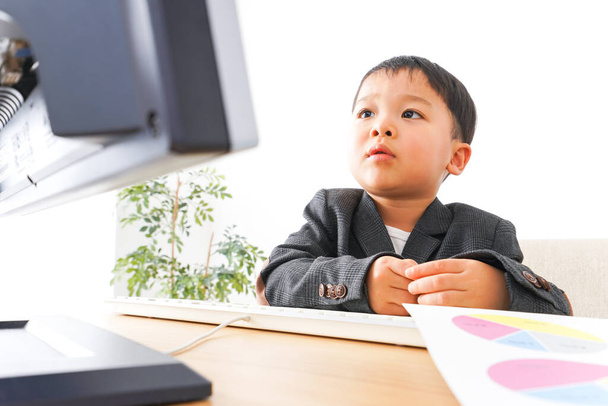 schattig kind zakenman op kantoor - Foto, afbeelding