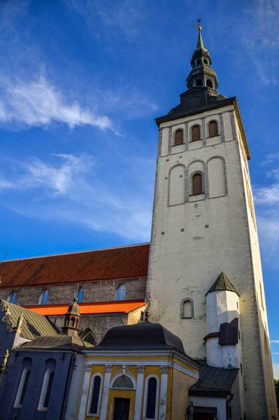 Nigulisen kirkon torni (Pyhän Nikolauksen kirkko) vanhassa kaupungissa, Tallinnassa, Virossa, Baltian maissa  - Valokuva, kuva