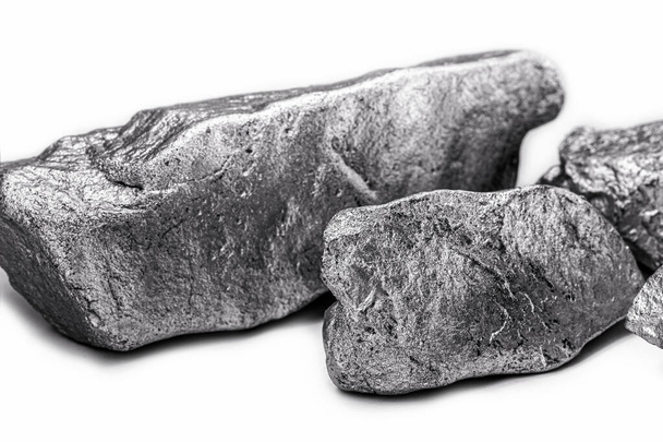 Syrový mangan. Manganský kámen izolovaný na bílém pozadí. Těžba nerostných surovin těžkými kovy. - Fotografie, Obrázek
