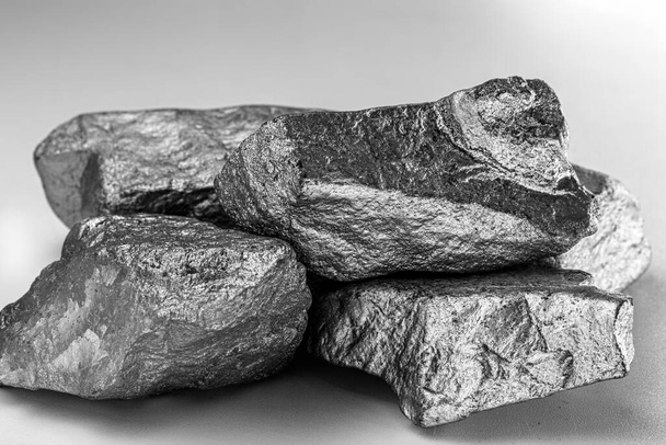 Surowy mangan. Kamień manganowy izolowany na białym tle. Ekstrakcja minerałów metali ciężkich. - Zdjęcie, obraz
