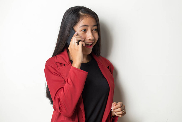 Asyalı iş kadını beyaz arka planda telefonla konuşuyor. - Fotoğraf, Görsel