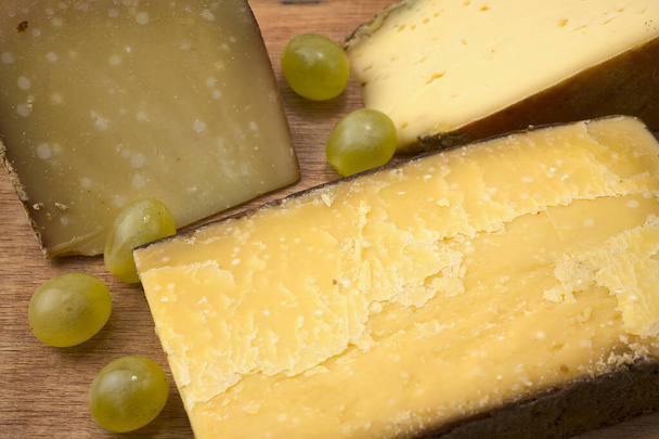 Γαλλικό τυρί και σταφύλια σε ξύλινη σανίδα - Φωτογραφία, εικόνα