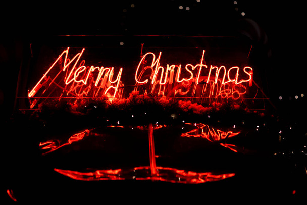 ha condotto la decorazione rossa di Natale e gli ornamenti sopra lo sfondo astratto del bokeh con spazio della copia. Biglietto di auguri per Natale e Capodanno. Buon Natale. Ciao.. - Foto, immagini