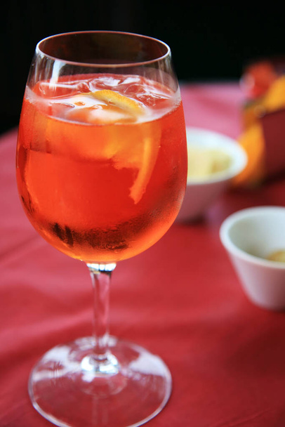Az Aperol Spritz alkoholos koktél pezsgőt tartalmaz - Fotó, kép