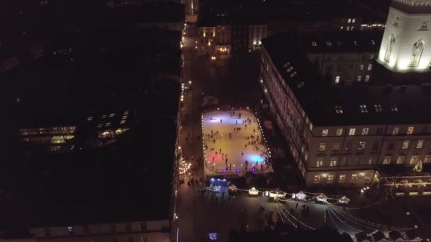 Arial city Lviv, Ukraina Rynok square, Kaupungintalo, Joulumarkkinat, Ihmiset luistella luistinrata - Materiaali, video