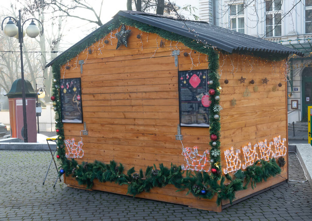 Польський Краків маленький дерев'яний кіоск, прикрашений різдвяними виробами за продаж їжі. - Фото, зображення