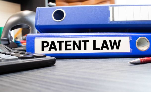 Carpeta azul con la etiqueta Ley de Patentes. - Foto, imagen