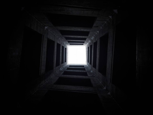 Patrząc w górę do nieba wewnątrz wnętrza wieży wewnętrznej dobrze wał kamiennej struktury architektury światła na końcu tunelu - Zdjęcie, obraz