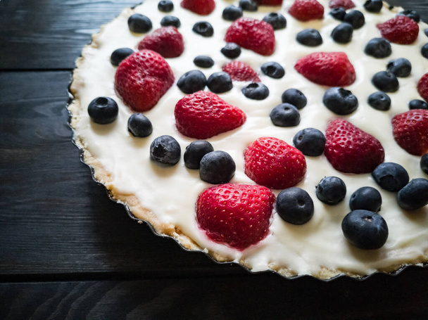  Tart with blueberries and strawberries - Photo, Image