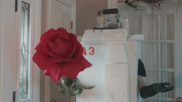 Robot elinde kocaman bir çiçek tutuyor. - Video, Çekim