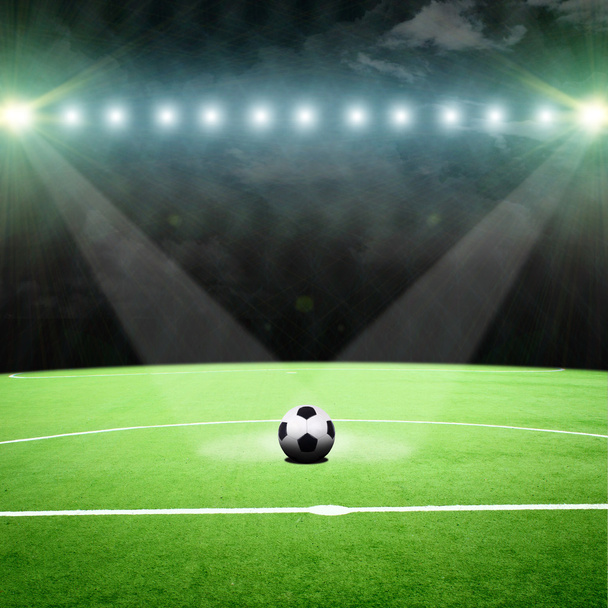 γήπεδο ποδοσφαίρου με τα φωτεινά φώτα - Φωτογραφία, εικόνα