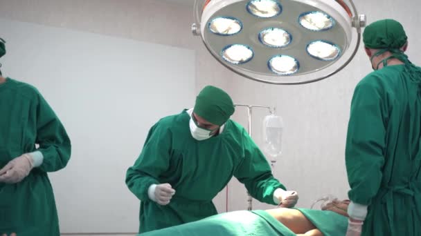 Cirujanos Profesionales y Asistente se preparan para operar un caso quirúrgico de cuerpo torácico humano en el quirófano del Hospital. Concepto médico y enfermera trabajan en cuidados intensivos de riesgo. - Imágenes, Vídeo