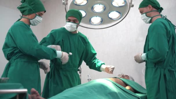 Ammatilliset kirurgit ja avustaja valmistautuu toimimaan leikkauksen tapauksessa ihmisen rintakehän leikkaussalissa sairaalassa. Konsepti lääkäri ja sairaanhoitaja työskentelevät riskialtista tehohoitoa. - Materiaali, video