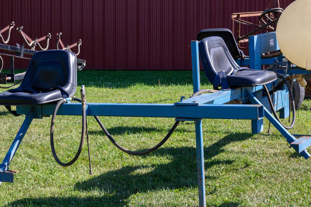 Zblízka abstraktní pohled na vinobraní traktorem poháněné přední části fazole bar farmy nářadí, se čtyřmi sedadly - Fotografie, Obrázek