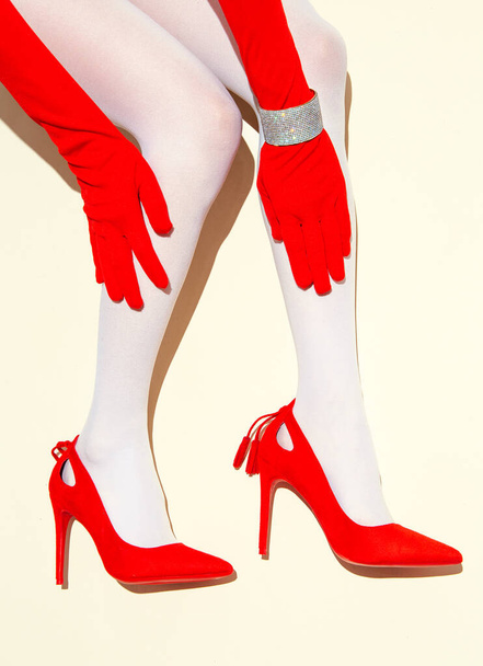 Retro Lady stylish red shoes and gloves. Minimal flat lay Fashion - Fotoğraf, Görsel