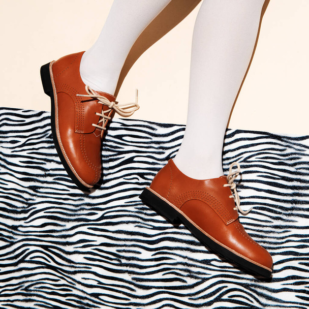 Μόδα ρετρό παπούτσια σε φόντο minimal zebra print. Έννοια των κομψών υποδημάτων - Φωτογραφία, εικόνα