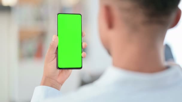 Uomo africano utilizzando Smartphone con schermo chiave croma verde - Filmati, video