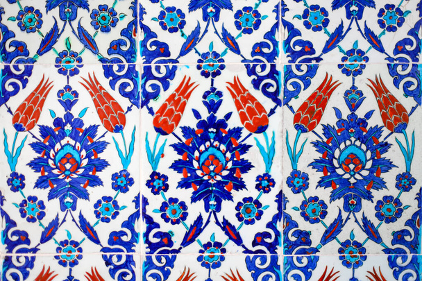 Detaily tradiční turecké modré dlaždice s modrou a červenou barvou - Fotografie, Obrázek