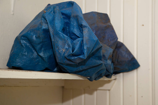 Lona azul arrugada en un estante de servicios públicos - Foto, imagen