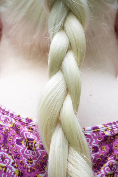 Nahaufnahme von geflochtenen Falten im weißen Haar - Foto, Bild