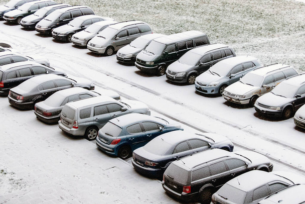 w zimie w ciągu dnia wiele samochodów zaparkowanych na podwórku, widok z góry - Zdjęcie, obraz