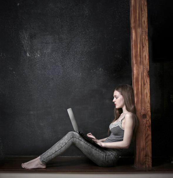 Young woman using her laptop - Fotó, kép