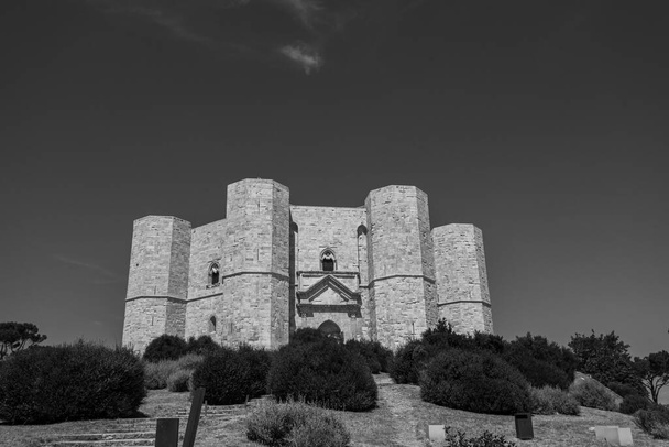 Andria, Puglia, Castel del Monte. Castel del Monte es una fortaleza del siglo XIII construida por el emperador del Sacro Imperio Romano Germánico Federico II en la meseta de Murge occidental, en Puglia. - Foto, imagen