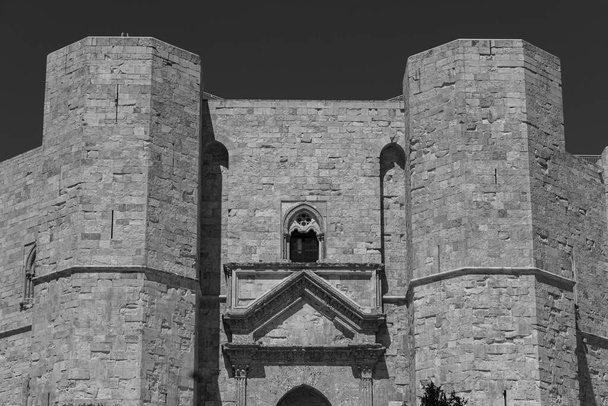 Andria, Puglia, Castel del Monte. Castel del Monte is een 13e eeuws fort gebouwd door de keizer van het Heilige Roomse Rijk Frederik II in het plateau van de westelijke Murge, in Puglia. - Foto, afbeelding