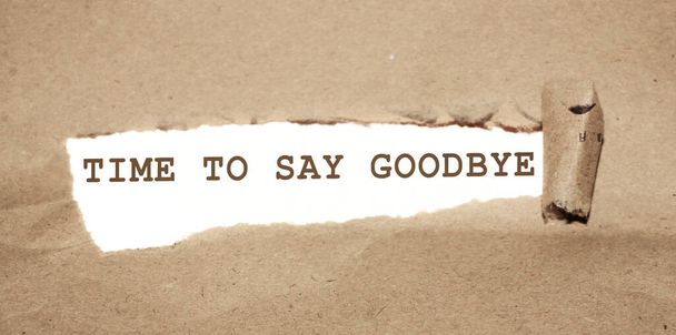 Zerrissenes Papier mit Text Time to say Goodbye. Abschiedskonzept, Beziehungsbruch oder Ende des Konjunkturkonzepts. - Foto, Bild