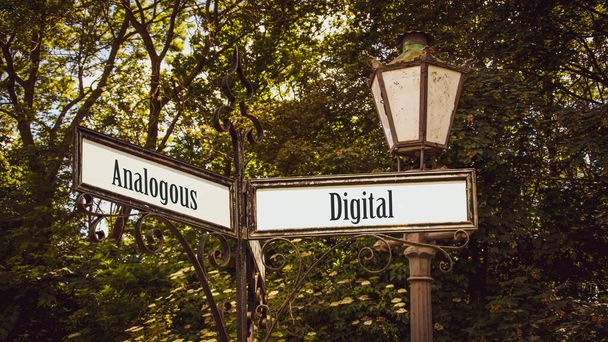 Rua Assine o Caminho de Direção para Digital versus Analógico
 - Foto, Imagem