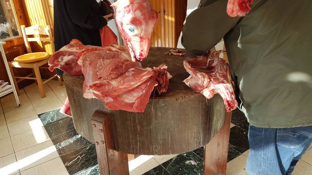 viande abattue chassée dans un boucher agneaux de chèvres en Grèce - Photo, image