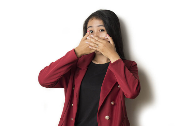 Mulher asiática colocar sua mão perto (capa) sua boca sentindo surpresa para algo - Foto, Imagem