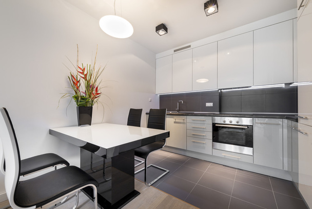 Сучасна кухня з сірою підлогою плитки
 - Фото, зображення