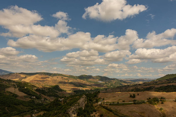 Nádherný výhled na Abruzza. Pohled ze středověkého hradu Roccascalegna, v provincii Chieti, Itálie. - Fotografie, Obrázek