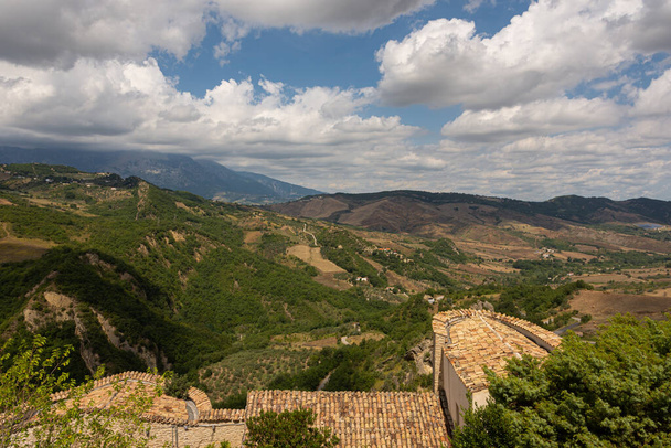 Nádherný výhled na Abruzza. Pohled ze středověkého hradu Roccascalegna, v provincii Chieti, Itálie. - Fotografie, Obrázek