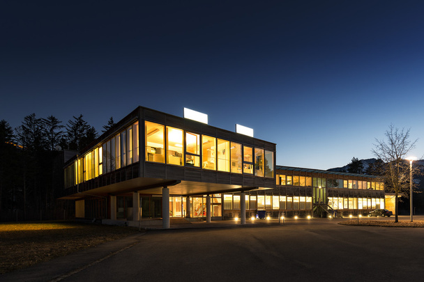 ekologické energeticky úsporných dřevěných kancelářská budova v noci - Fotografie, Obrázek