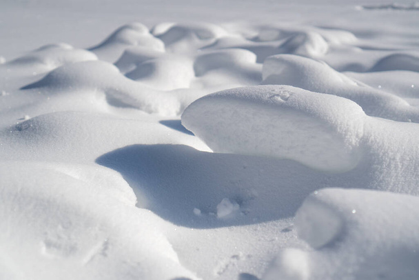 Snowdrift con luz verde. Fondo de nieve. Superficie de nieve perfecta en invierno. Nieve blanca brillante. Dunas de invierno - Foto, Imagen