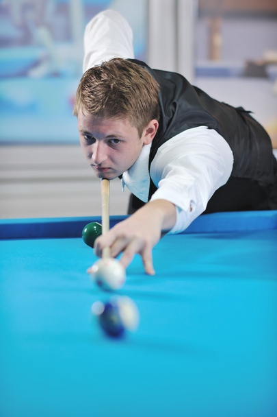 Young man play pro billiard game - Valokuva, kuva