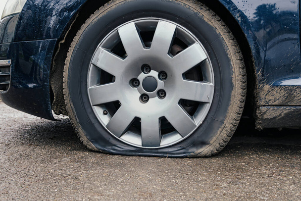 pneu de voiture à plat gros plan, roue perforée - Photo, image