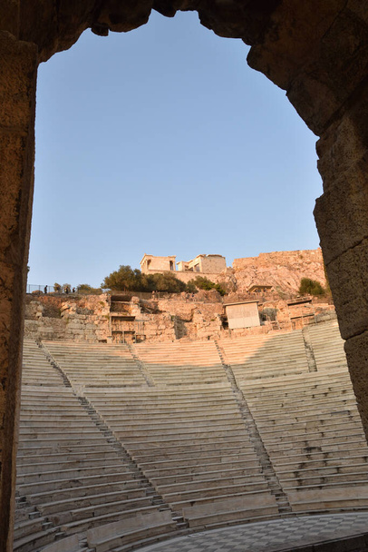 Vista de los Principales monumentos y sitios de Atenas (Grecia). Ruinas del teatro de Dionisio (Dionysos) en la Acropolis. - Fotoğraf, Görsel