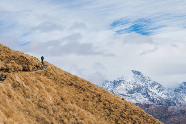 Hombre solo viajando mochilero y senderismo en el Himalaya indio. Trek Brahmatal, Montañas Mínimas - Lohajung, Uttarakhand, India. - Foto, imagen