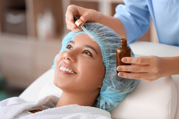 Jeune femme subissant une procédure cosmétique dans un salon de beauté - Photo, image
