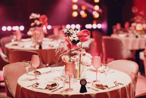 Romantyczny obiad różowy stół wystrój w restauracji - Zdjęcie, obraz
