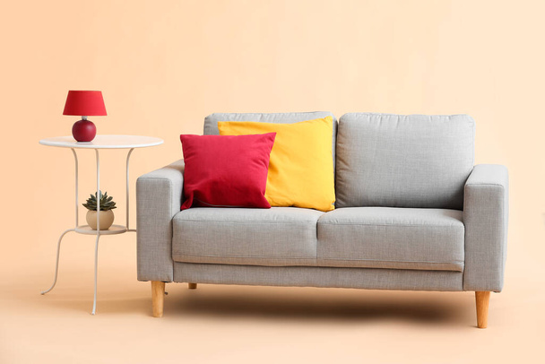 Stilvolles gemütliches Sofa auf farbigem Hintergrund - Foto, Bild