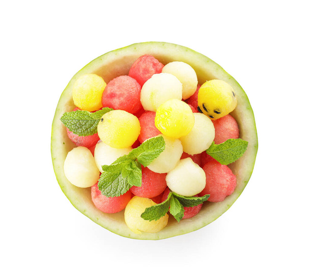 Leckere Wassermelonenkugeln in reifer Wassermelone auf weißem Hintergrund - Foto, Bild