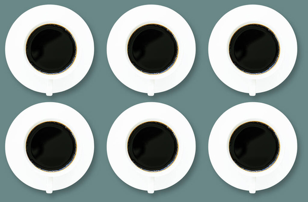 Вид сверху на изоляцию чашки кофе на зеленом фоне - Фото, изображение