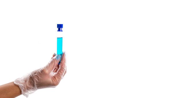Φιάλη εμβολιασμού. Γιατρός χέρι στο ιατρικό γάντι κρατήσει δοκιμαστικό σωλήνα ή μπουκάλι για την προστασία του ιού της γρίπης και coronavirus. Εμβόλιο Covid που απομονώνεται σε λευκό. Κοντινό πλάνο φιαλίδιο δόση γριππώδη ένεση φάρμακο σύριγγα - Φωτογραφία, εικόνα