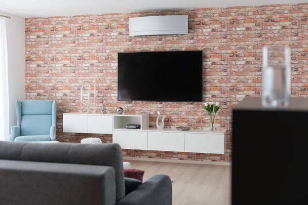 Ντουλάπι και τηλεόραση στο σαλόνι του σύγχρονου σπιτιού - Φωτογραφία, εικόνα